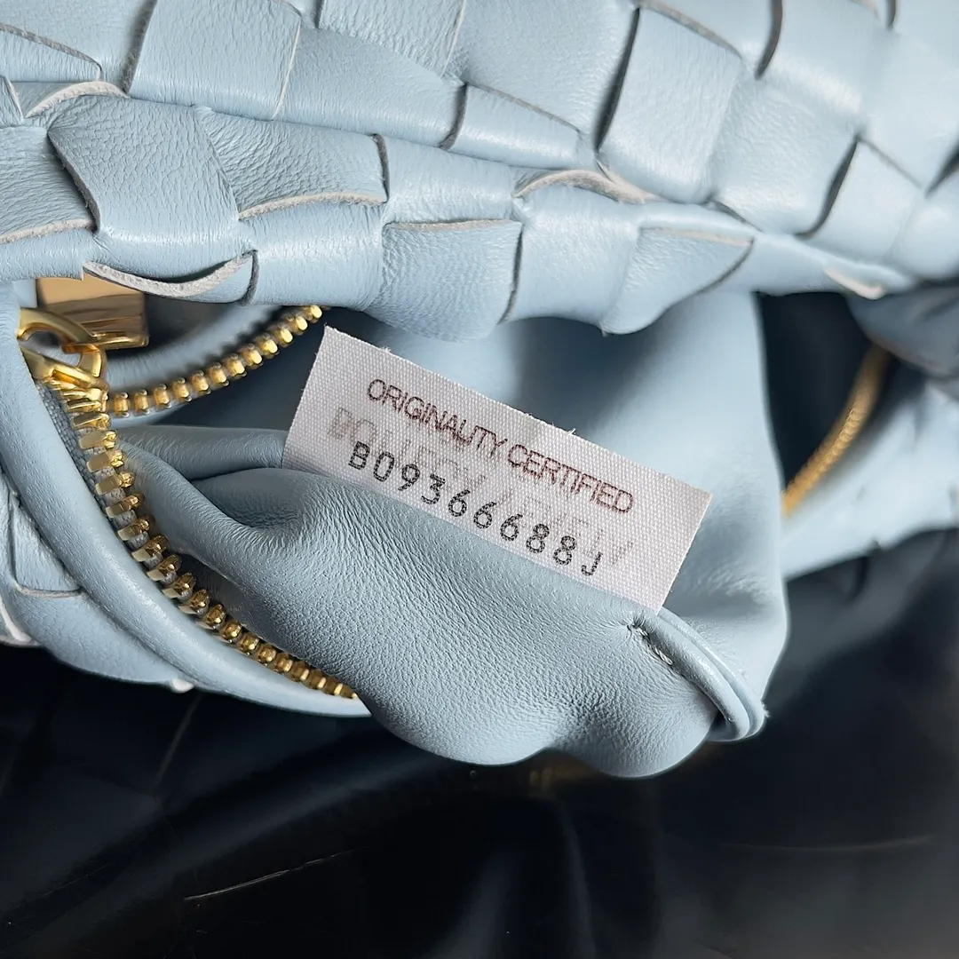 Batch 1120 Bottega veneta͙.——The latest braided and knotted hobo🔥 The top-grade lambskin leather is very soft, the bag shape is unique, practical and durable. It retains the traditional weaving elements while being a bit more flamboyant ~ Made of hand-woven sheepskin, zipper opening and closing, curved seamless structure, effortless to match. Highly recommended⚠️⚠️⚠️ The highest-end in the market🌈 Welcome to compare [Factory equipped with full package] size: 23x15x5cm.   Model: 651876